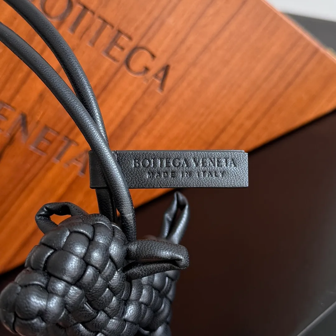 Batch 540 BOTTEGA VENETA2025 new puppy🐕 style pendant Braided puppy is online😎 Leather braided puppy style pendant can be hung on any handbag, and it is as cute, delicate and colorful as it matches with a bag. Cute and cute, it will touch your heart at any time. It can be hung on bags or keychains. Who can resist such a cute puppy? Style number: 807068